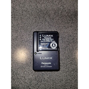 Panasonic Lumix DE-A11 Battery Charger CGS-S005A Li-ion Battery Pack WORKS *